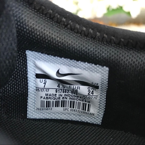 NEW Nike Women’s DualTone Racer - Black/White - Picture 8 of 8